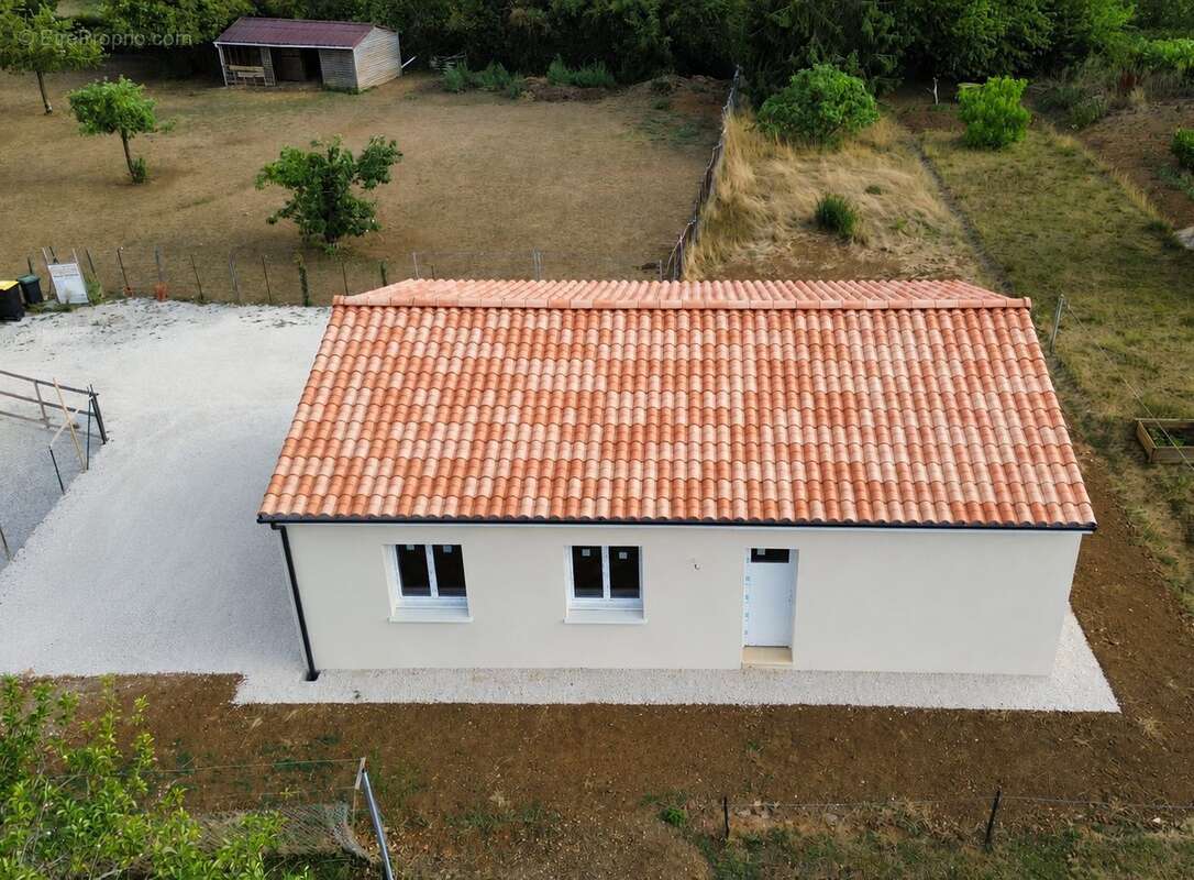 Maison 82 m² à Chasseneuil-Sur-Bonnieure  - photo 2