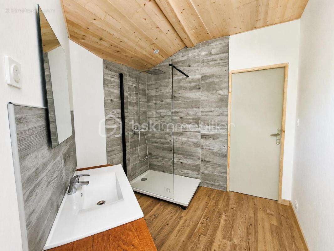 Maison en pierre rénovée avec grange – Un havre de paix au cœur de la campagne - photo 5