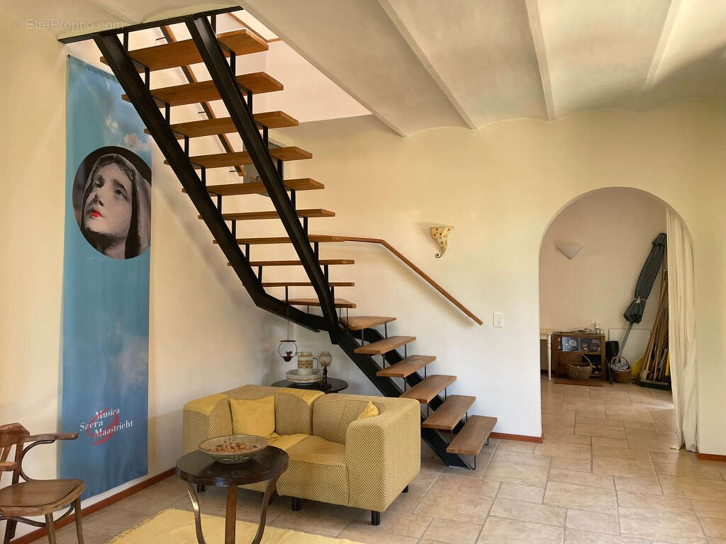 Appartement à MEYRANNES