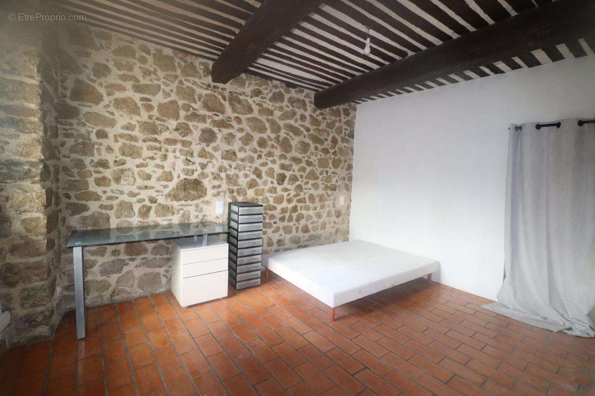 Appartement à CONTES