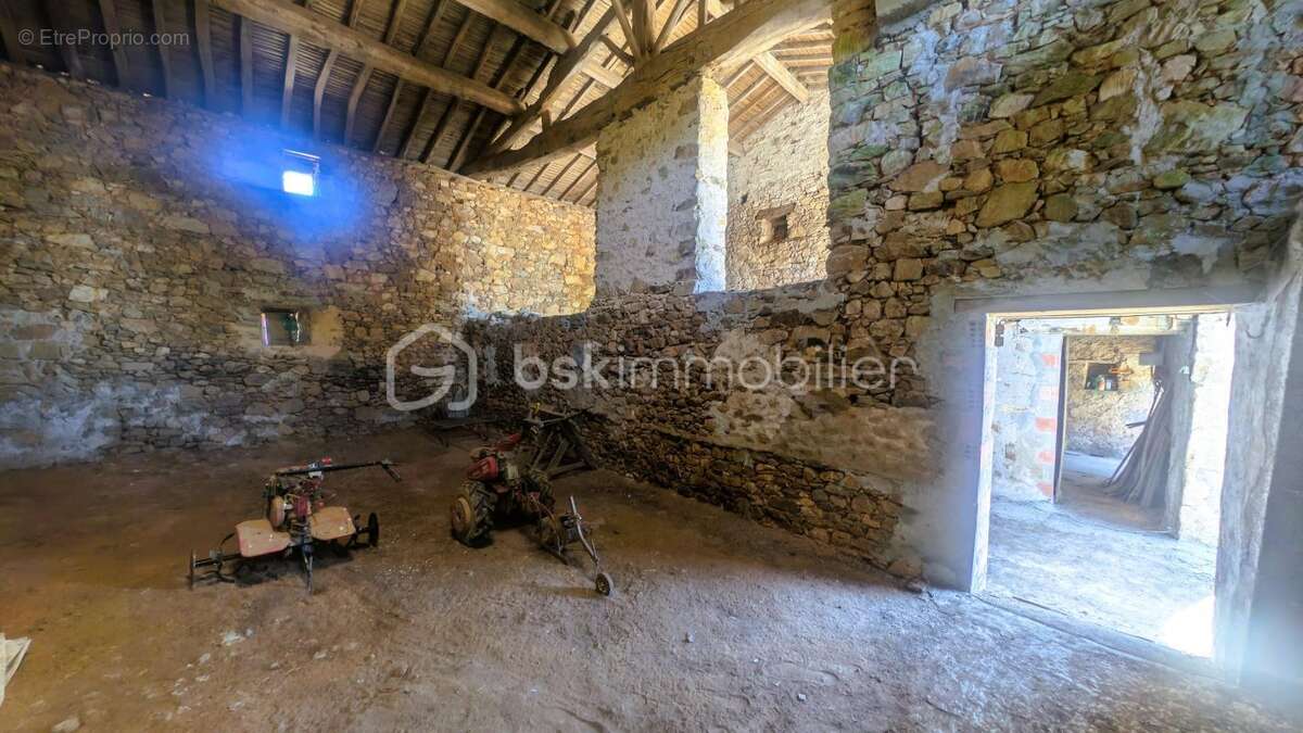 Maison à rénover avec nombreuses dépendances - photo 13