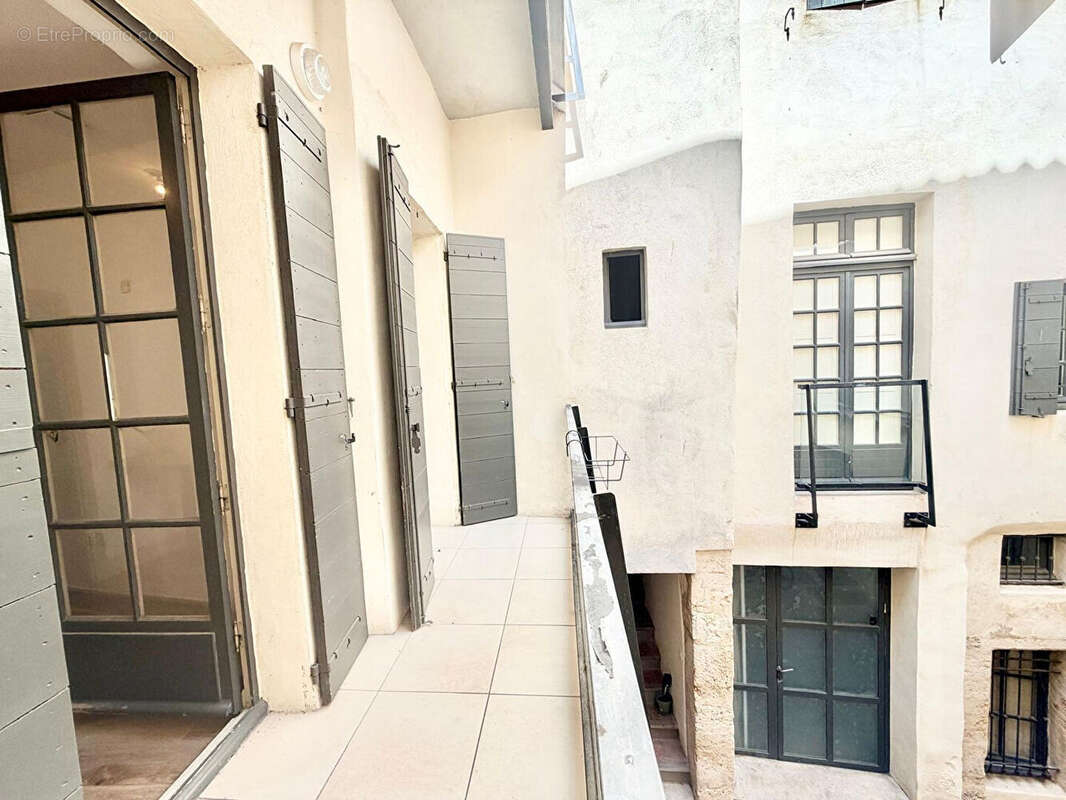 Appartement T3 proche des Halles avec terrasse - photo 3