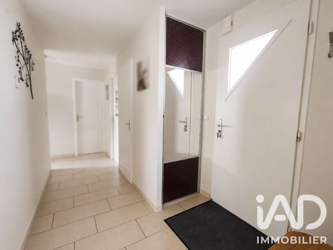 Maison 114 m² à Saint-Etienne-Au-Temple  - photo 6