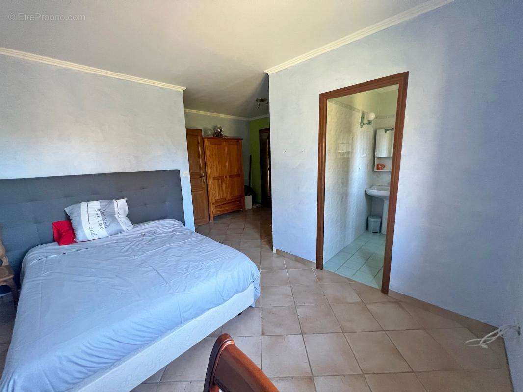 Maison à EGLISE-NEUVE-DE-VERGT