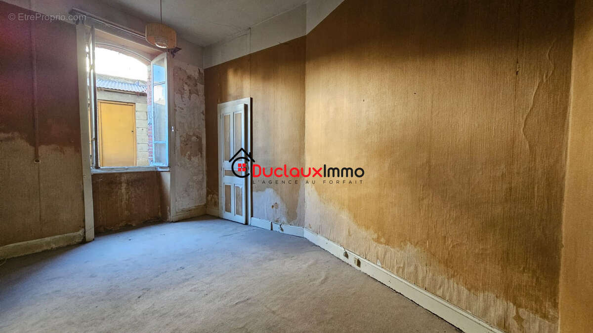 AURILLAC, GRAND appartement à rénover - photo 7