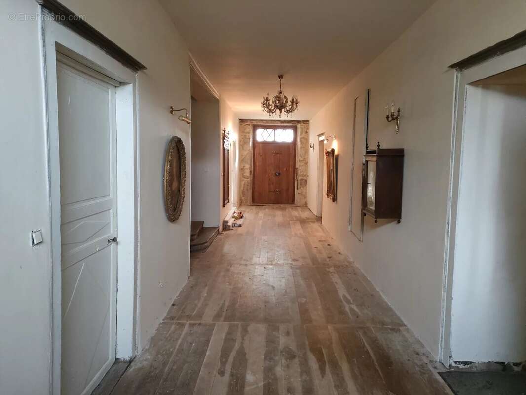 Maison à LES SALLES-LAVAUGUYON