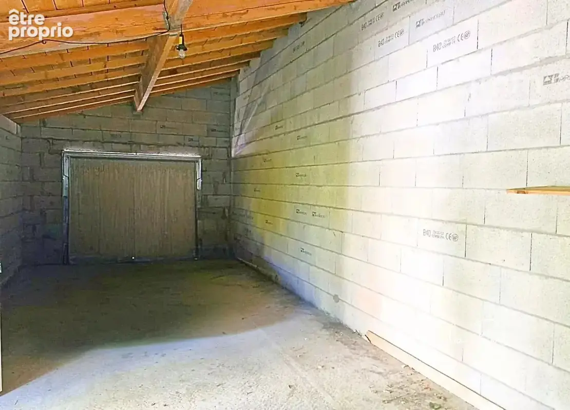 Montendre – Maison de plain-pied de 66 m² à rafraîchir entièrement, avec jardin et deux garages - photo 12