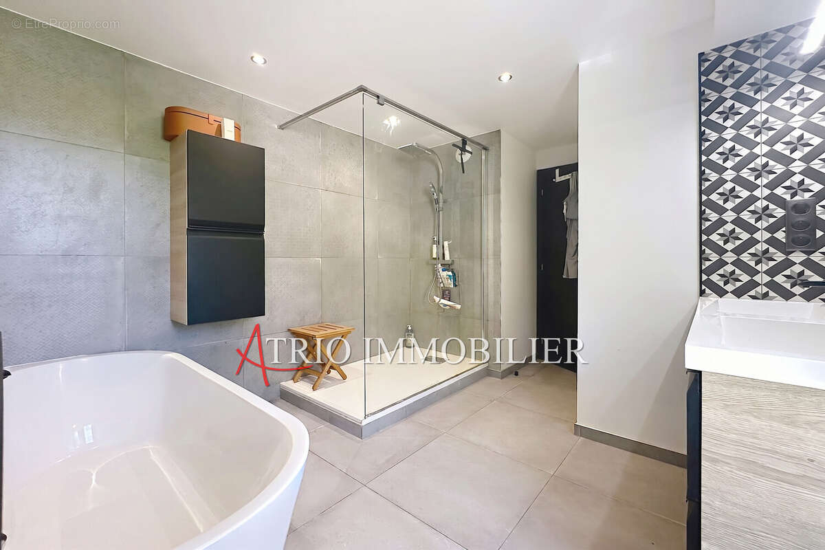 Appartement à SAINT-LAURENT-DU-VAR