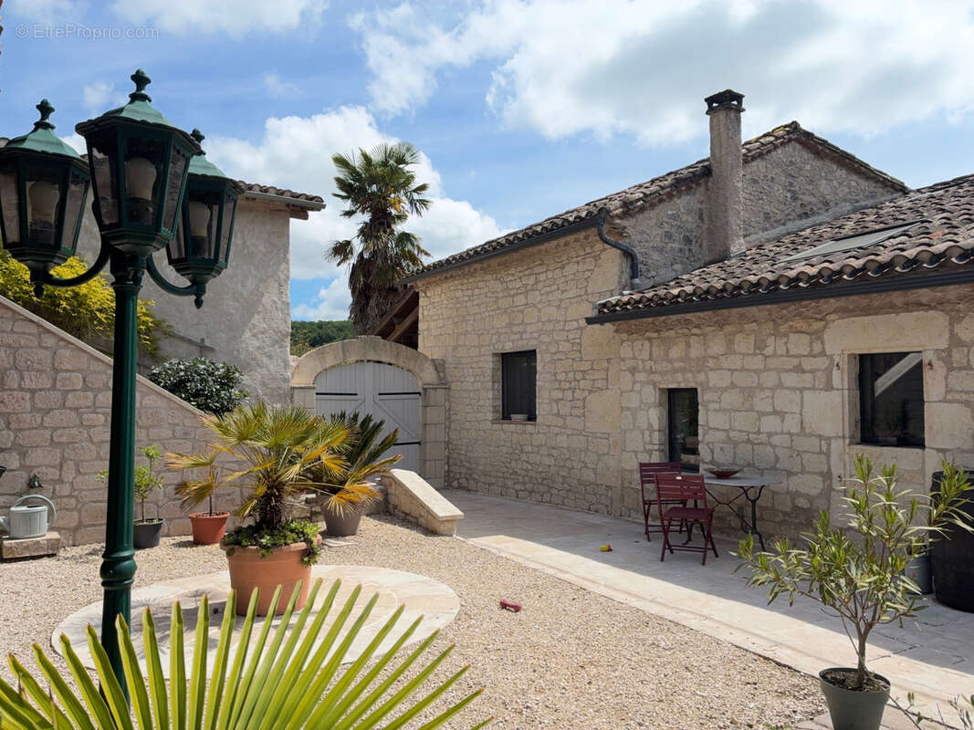 Maison à CASTELNAU-MONTRATIER