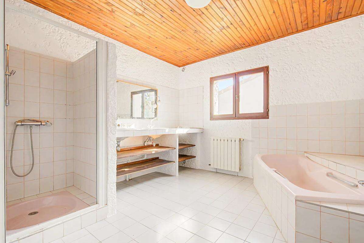 Maison à ENTRAIGUES-SUR-LA-SORGUE