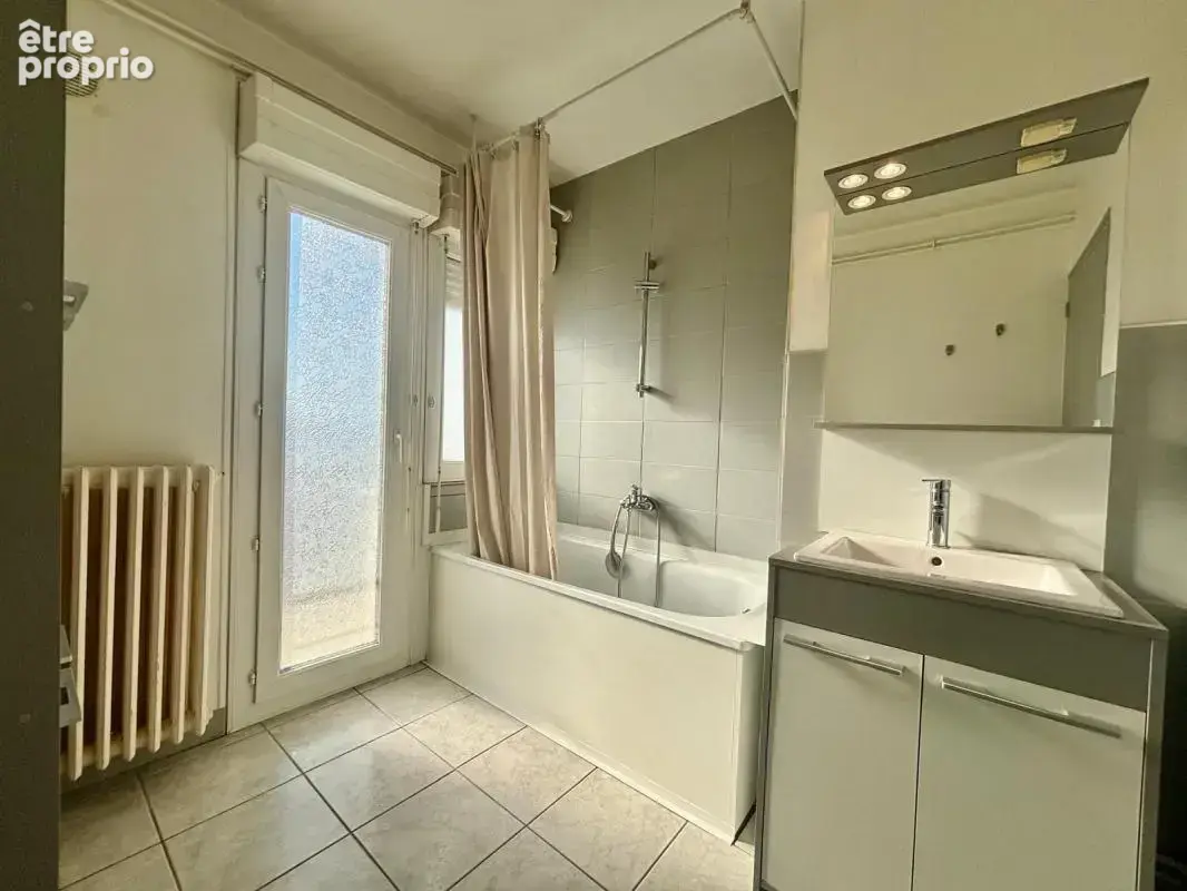 GRAY appartement T5 de 84 m², 2 balcons, garage, cave - photo 9