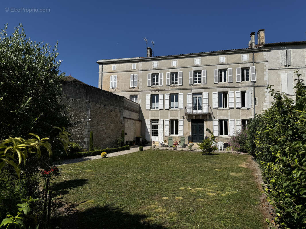 Maison à BARBEZIEUX-SAINT-HILAIRE