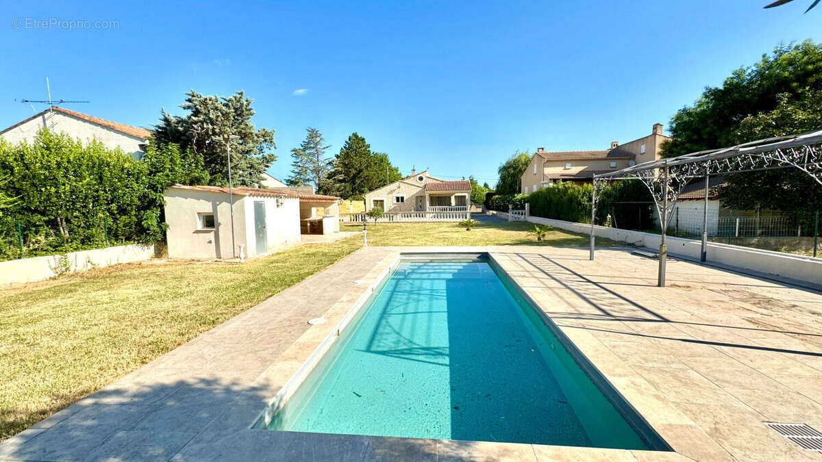Maison à ENTRAIGUES-SUR-LA-SORGUE