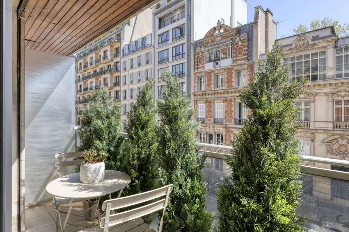 Appartement à PARIS-17E