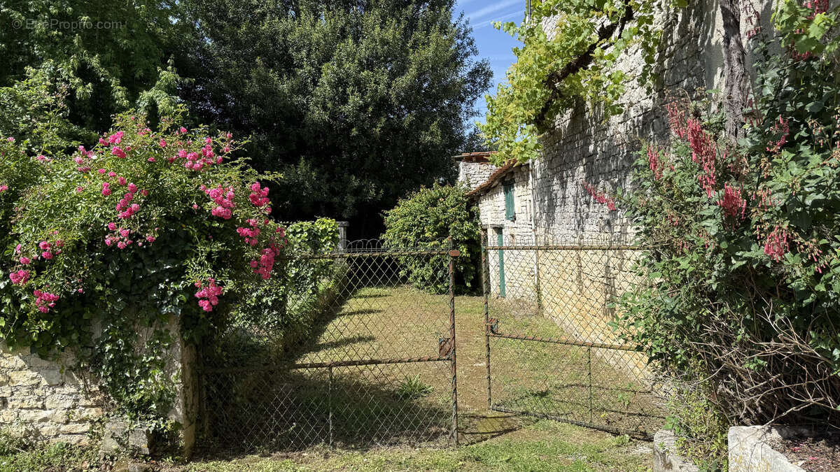 Maison à AUNAC