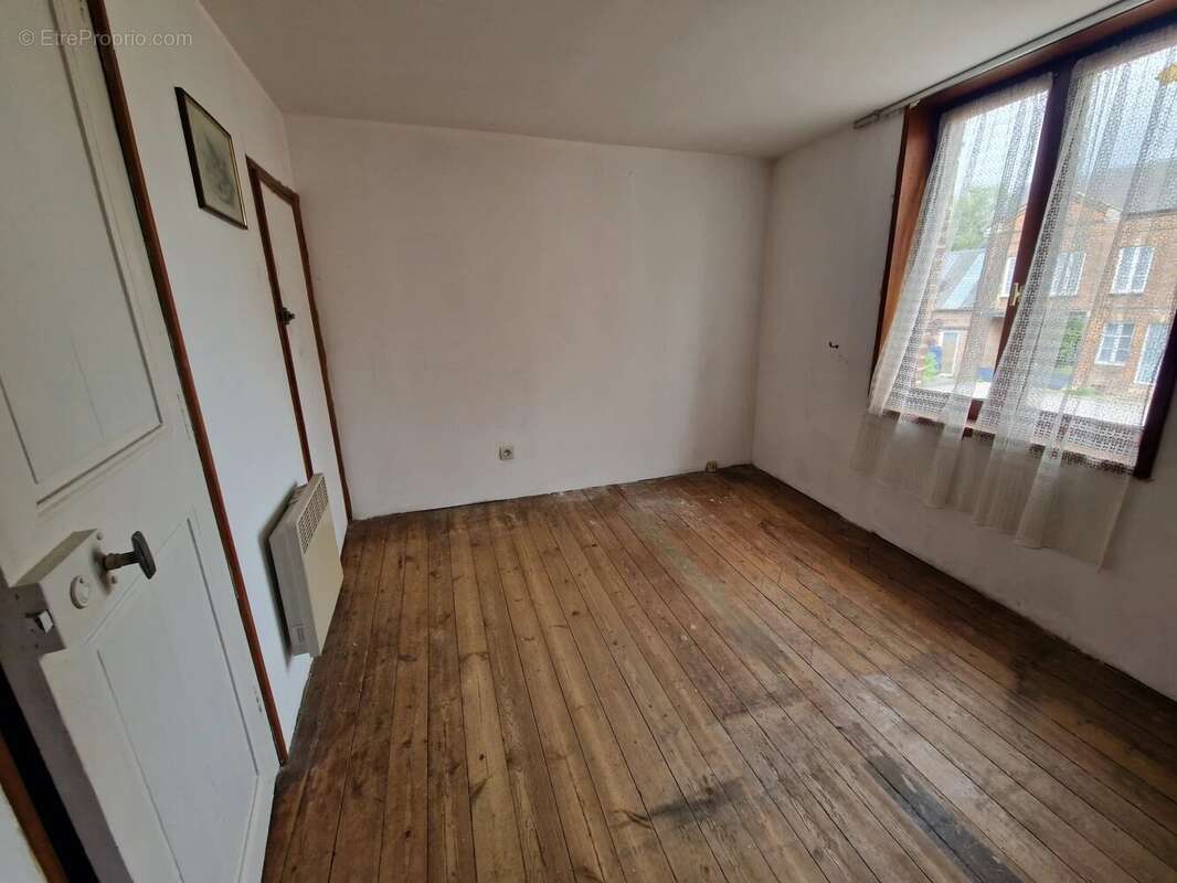 Maison de ville située à 10 km de Bernay. - photo 6