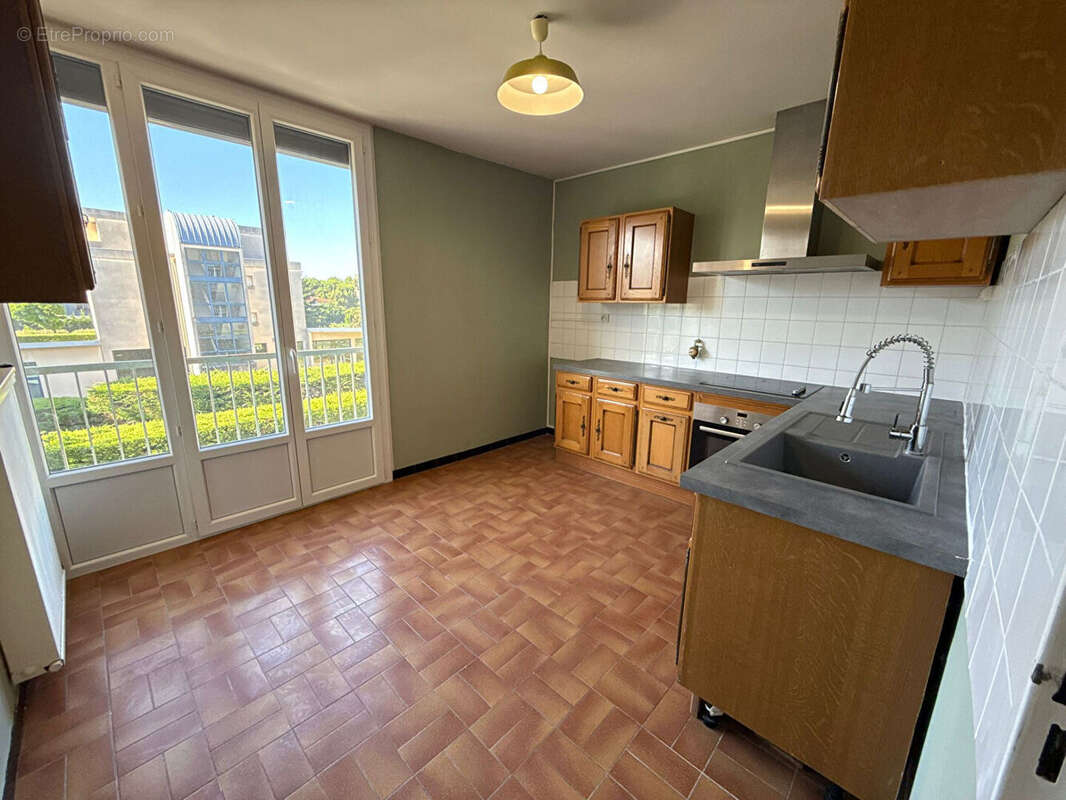 Appartement T3 de 80 m² avec garage, cave et stationnement - Guilherand-Granges - photo 5