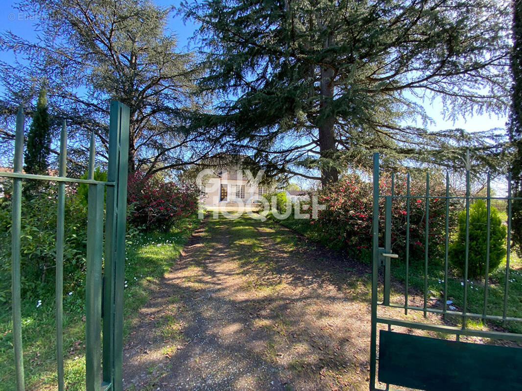 Maison à SAINT-MEDARD-DE-GUIZIERES