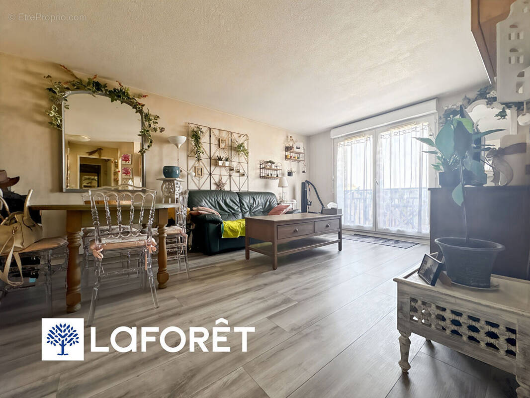 Appartement à SAINTE-GENEVIEVE-DES-BOIS