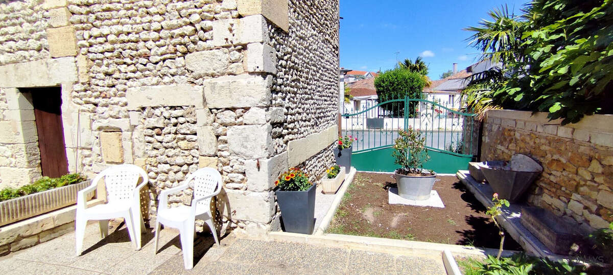 Maison à CHENAC-SAINT-SEURIN-D'UZET