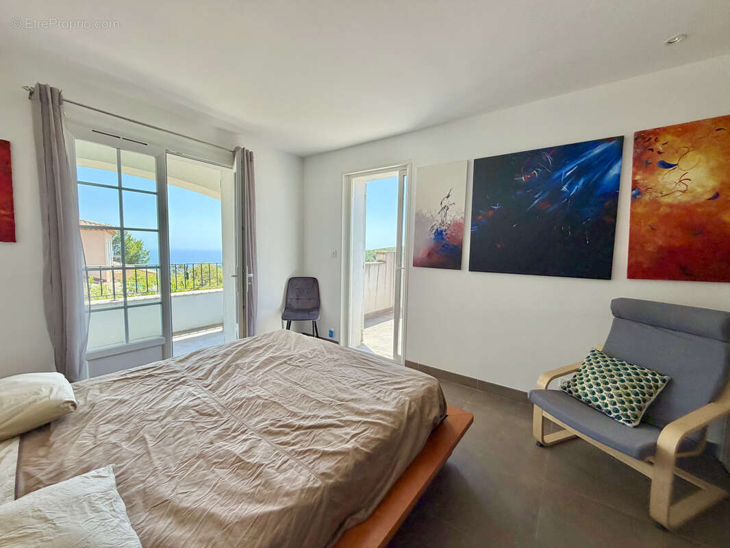 Bandol - Propriété avec vue mer panoramique, piscine à débordement et ascenseur intérieur - photo 12