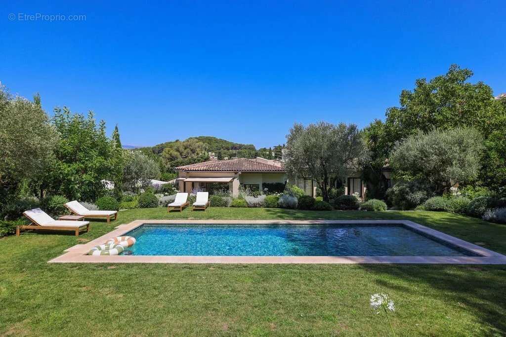 Le Cannet - Quartier résidentiel - Elégante villa de plain-pied avec jardin luxuriant , piscine. Calme absolu - photo 10