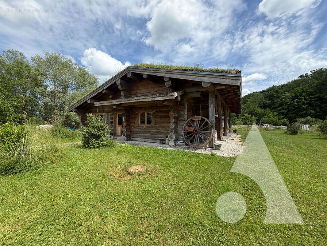 Chalet 99.5 m2 2 chambres,  Dépendance 80m2, Terrain 4343m2 - photo 2