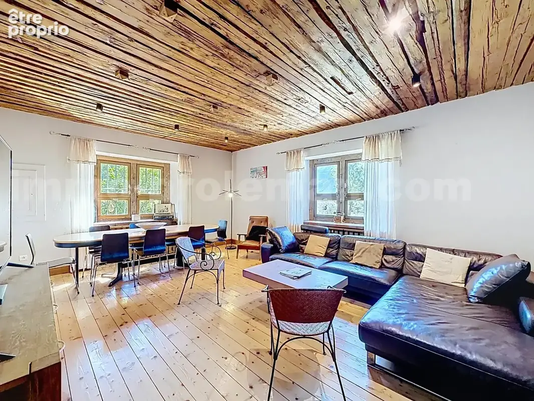 Appartement_T7_Araches_la_frasse_les_carroz_terrasse_balcon_belle_superficie_proche_prox_frontière_Suisse_direction_GENEVE_autoroutes_investissement_locatif_vente_vue_séjour_cuisine_ouverte_calme_nature