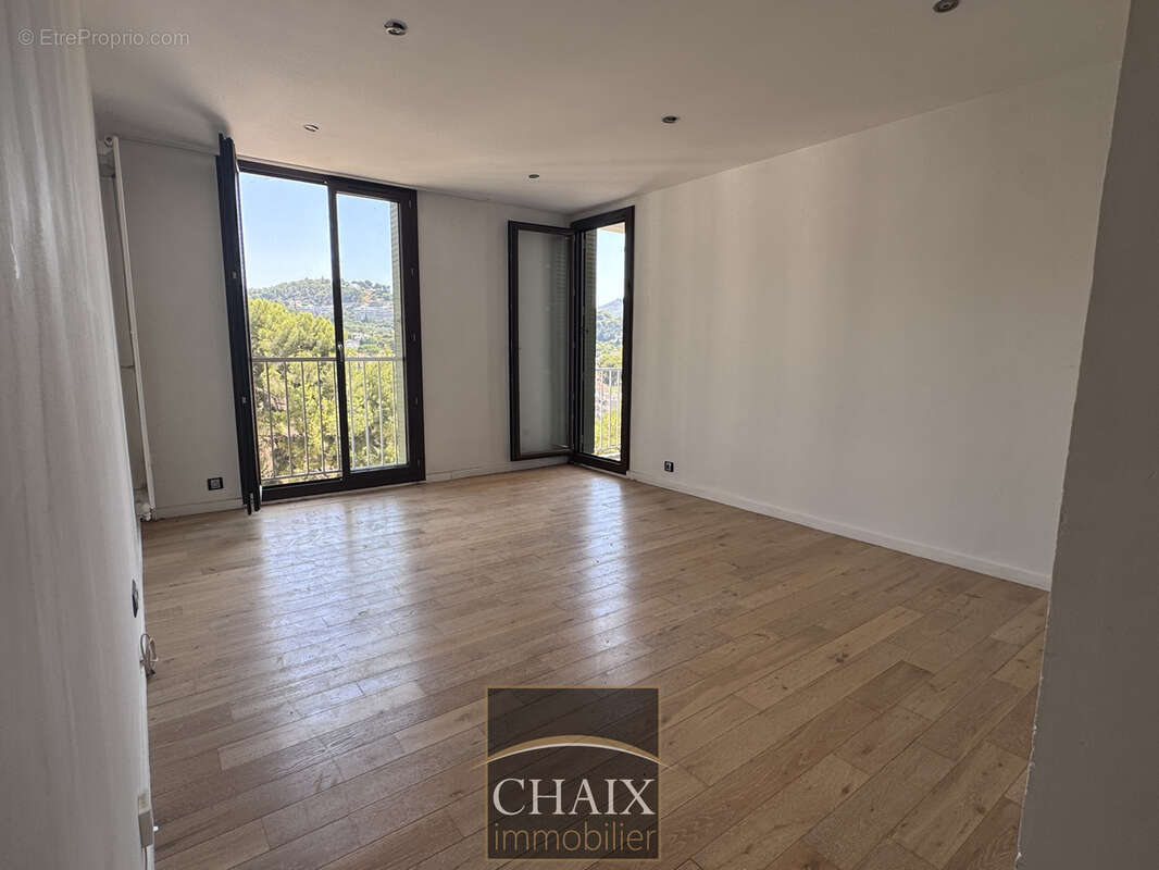 EXCLUSIF : Rare dans ce budget, appartement T3/4 plein centre de CASSIS au calme avec stationnement - photo 5