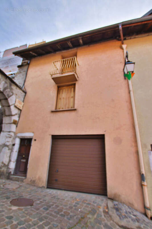 Maison à LA ROCHE-SUR-FORON