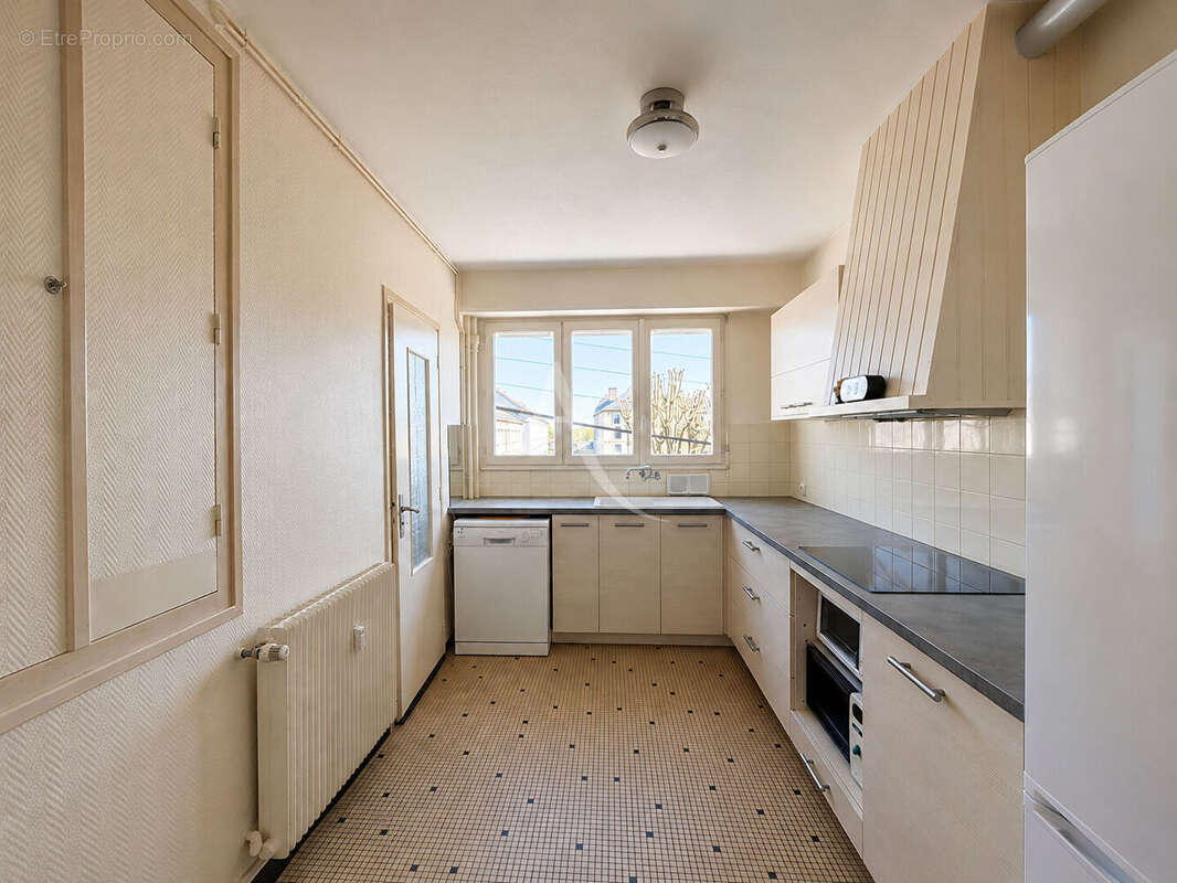 SAUMUR CENTRE - Appartement 70 m² avec balcon-terrasse, garage et cave. - photo 3