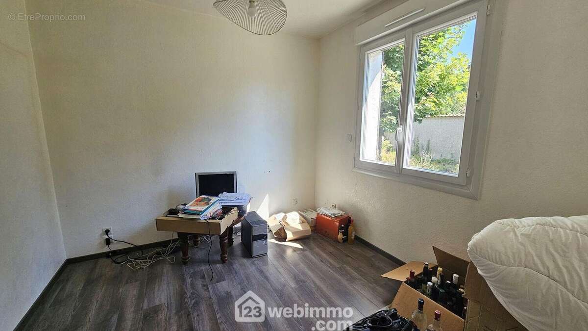 Au rez-de-chaussée une chambre de 9 m² toute parquetée. - Maison à MILLY-LA-FORET