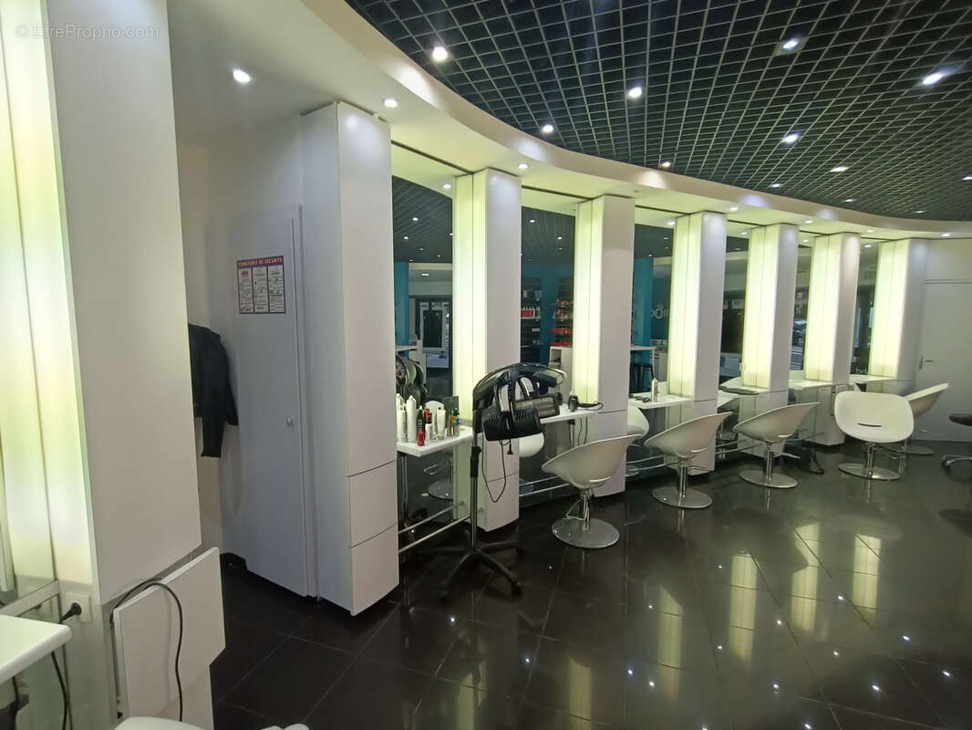 Emplacement  no1 pour ce salon de coiffure à Béziers, superbe opportunité - photo 6