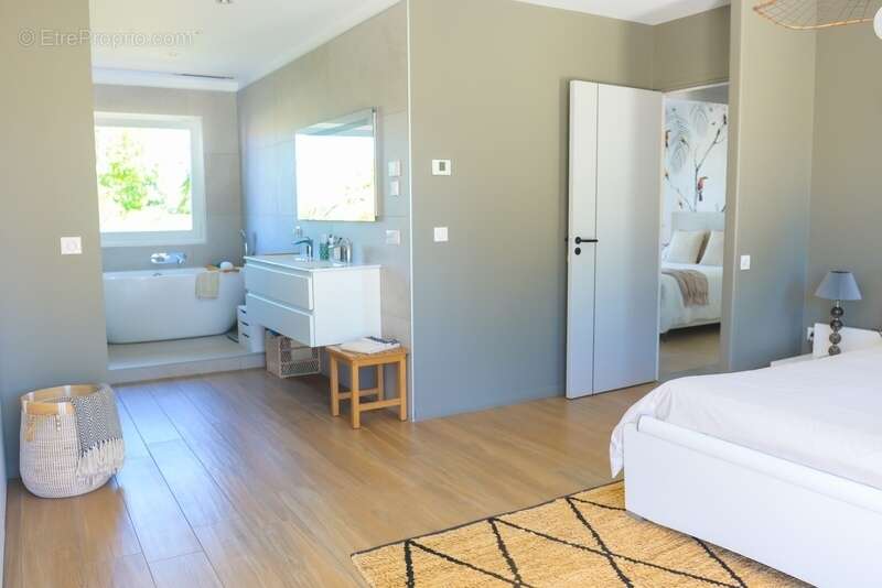 Maison contemporaine haut de gamme 203m2 avec piscine chauffée et double garage - photo 16