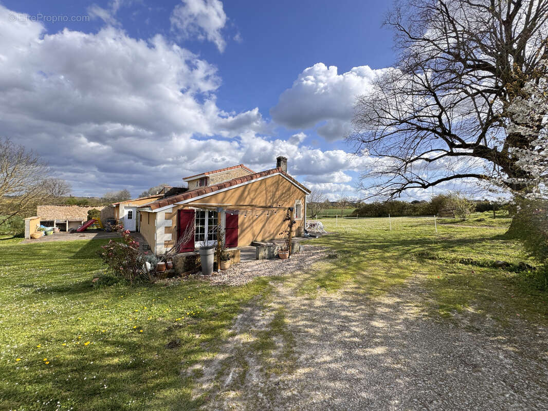 Maison à BAIGNES-SAINTE-RADEGONDE