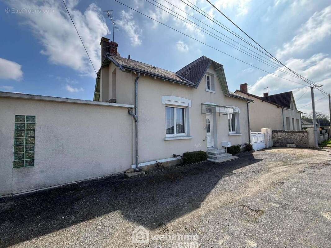 Actuellement ouverte directement sur la rue, cette façade offre la possibilité d'aménager une cour d'accueil ou un jardinet, la limite de propriété se situant quelques mètres en retrait. - Maison à DANGE-SAINT-ROMAIN