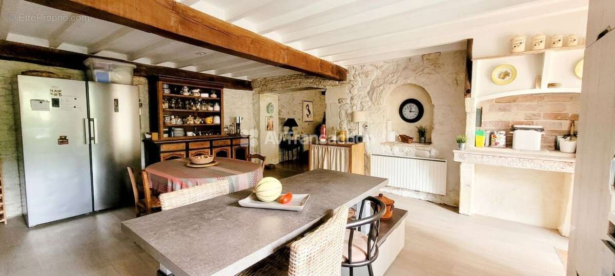 Maison 243 m² à Saint-Seurin-De-Cadourne  - photo 5