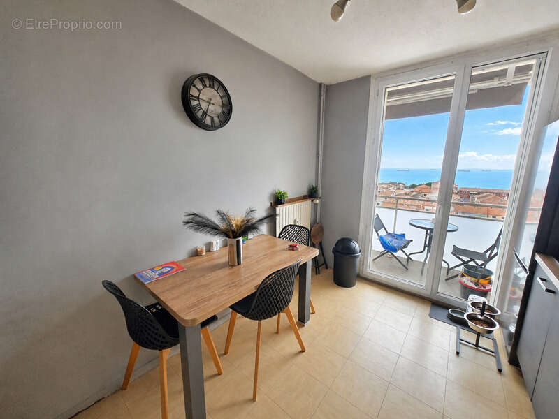 T3 à vendre avec vue mer depuis toutes les fenêtres – Centre-ville de Port-de-Bouc 3 pièces PORT DE BOUC (13) - photo 8