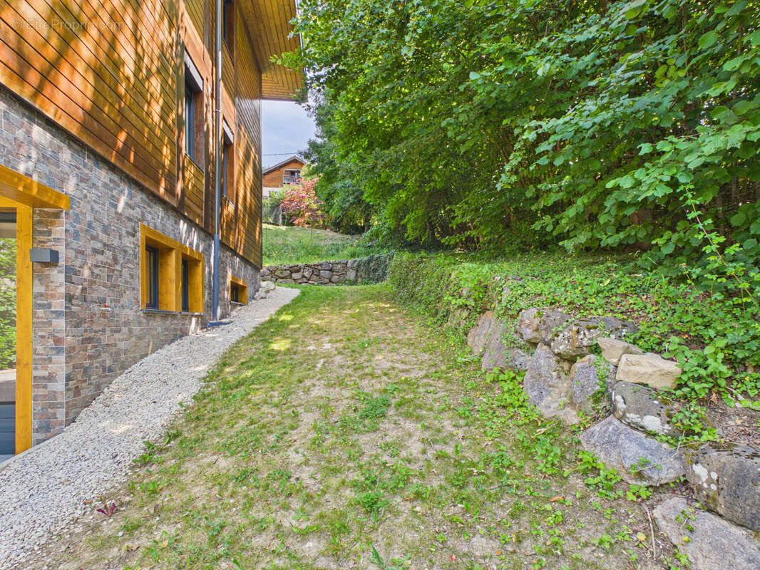 LUCINGES - Maison d'architecte contemporaine de 7 pièces avec piscine. - photo 8