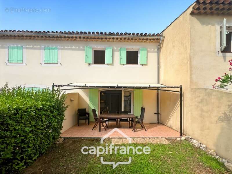 DOMAINE DE PONT ROYAL – Bastidon climatisé de 44 m², ravalé et parfaitement entretenu, avec jardin, 2 chambres et place de parki - photo 3