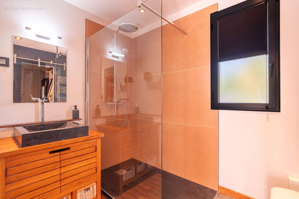 Villa d'architecte : élégance contemporaine et prestations de qualité au cœur d'une résidence privée - photo 10