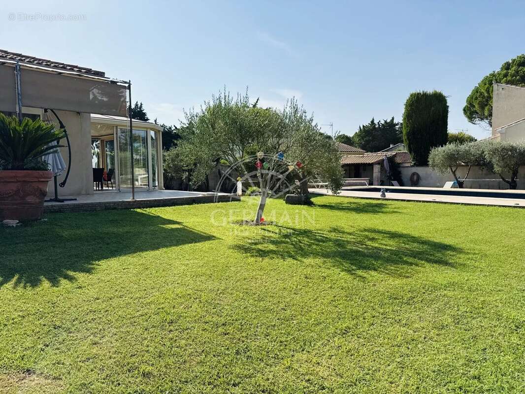L'Isle-sur-la-Sorgue, à vendre en EXCLUSIVITÉ, maison de plain-pied avec piscine et garage sur 1000 m² de terrain. - photo 7