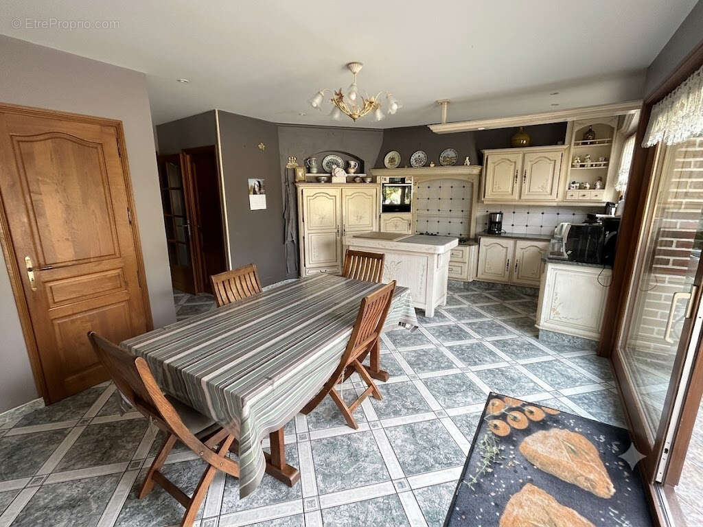 Fermette en L entièrement rénovée avec piscine chauffée développant 240,89 m2 et bâtie sur  2076m2 de terrain - photo 11
