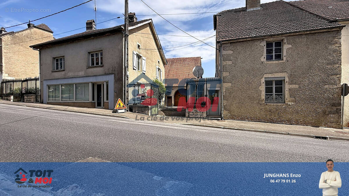 Maison à COMBEAUFONTAINE