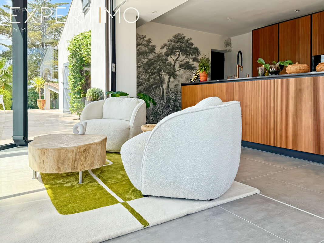 Propriété de 457 m2 + Piscine avec Pool House + 4 garages sur 5500 m2. - photo 12