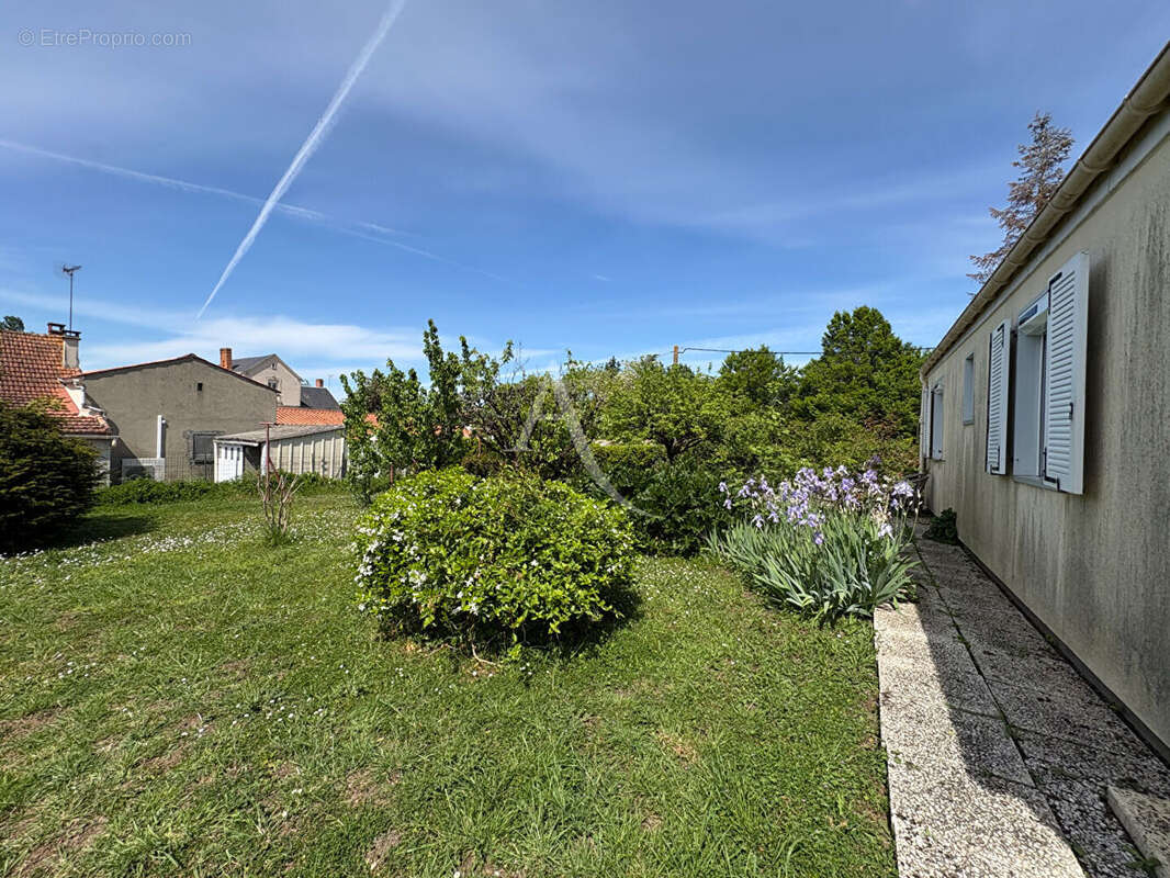 Maison à LE POIRE-SUR-VELLUIRE