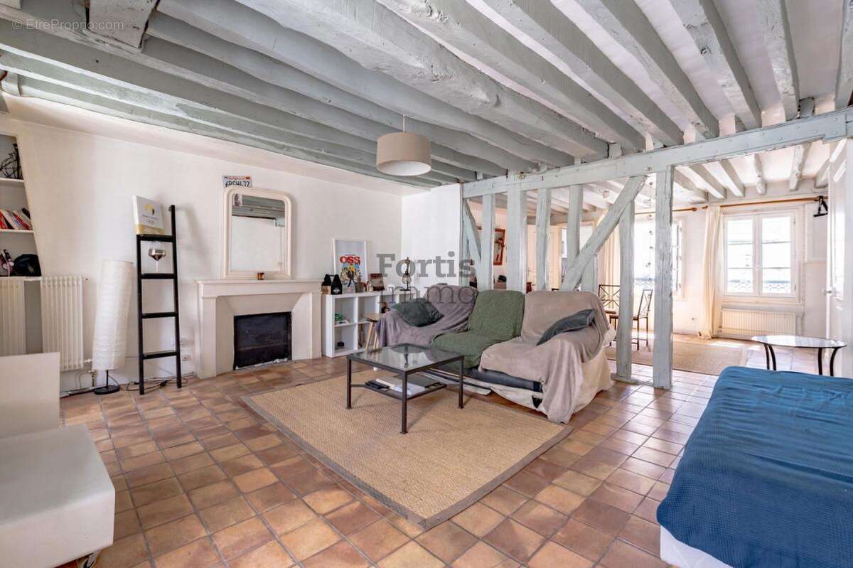 Appartement à PARIS-1E