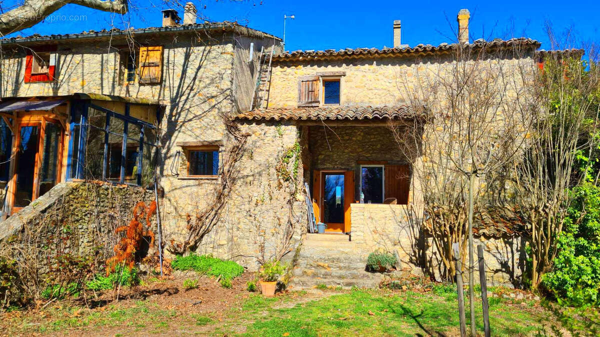 A VENDRE LURS Ancienne ferme en pierres de près de 200 m2  sur 1 ha 845 m2 - photo 2