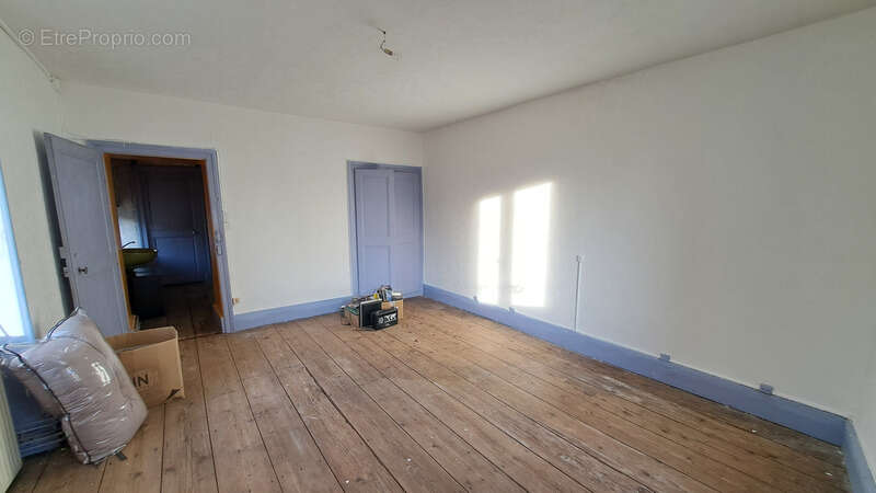 Maison à COMBEAUFONTAINE