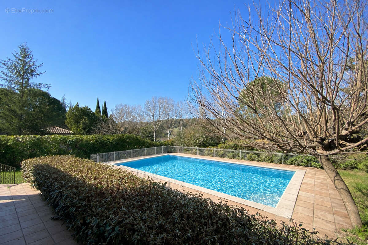 Maison à SAINT-CLEMENT-DE-RIVIERE